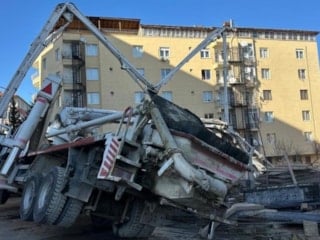 Uşak'ta yan yatan beton pompasının altında kalan işçi öldü