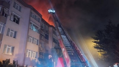 İstanbul'da site içindeki binanın çatısında yangın paniği