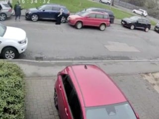 İngiltere'de başörtülü kadının üzerine aracını sürdü