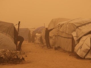 Gazze'de kum fırtınası Filistinlilere zor anlar yaşattı