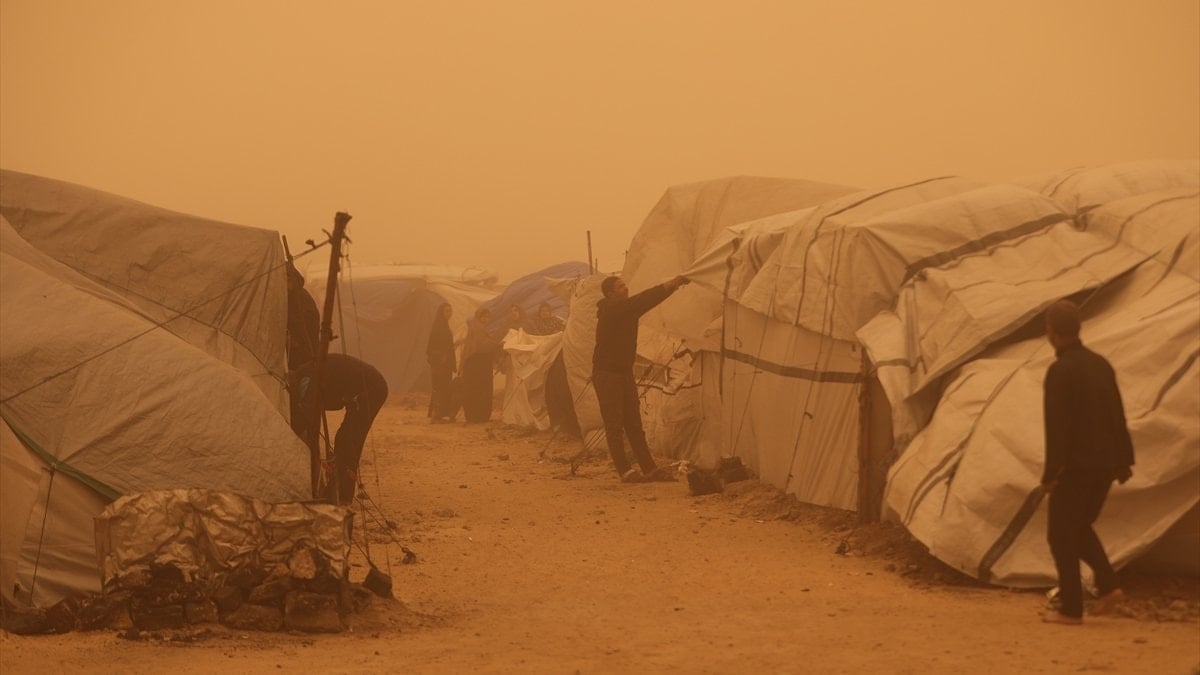 Gazze'de kum fırtınası Filistinlilere zor anlar yaşattı
