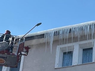 Ardahan'da binalardaki buz sarkıtları tehlike oluşturuyor