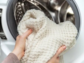 Çeken kazakları çöpe atmayın! İşte yıkama hatasını telafi eden 3 taktik