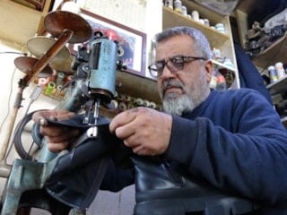 Adıyaman'da babadan oğula geçen ayakkabı tamirciliği: 30 yıldır aynı dükkandalar