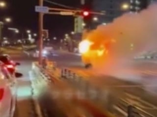 Japonya'da alev alan kamyoneti itfaiye istasyonuna kadar sürdü