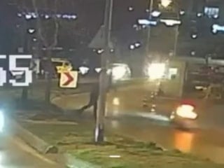 İstanbul'da 'dur' ihtarına uymayan sürücü ağaca çarptı