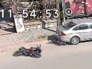 Manisa'da motosiklet sürücüsü ölümden kıl payı kurtuldu: Kaza anları kamerada