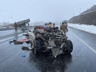 Bitlis'te tır ile otomobilin çarpıştığı kazada 2 kişi can verdi