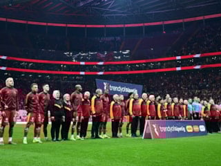 Galatasaray - Başakşehir maçında seremoniye yaşlılar çıktı