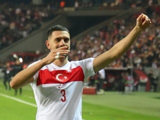 Merih Demiral’dan ilkokul öğretmenine jest