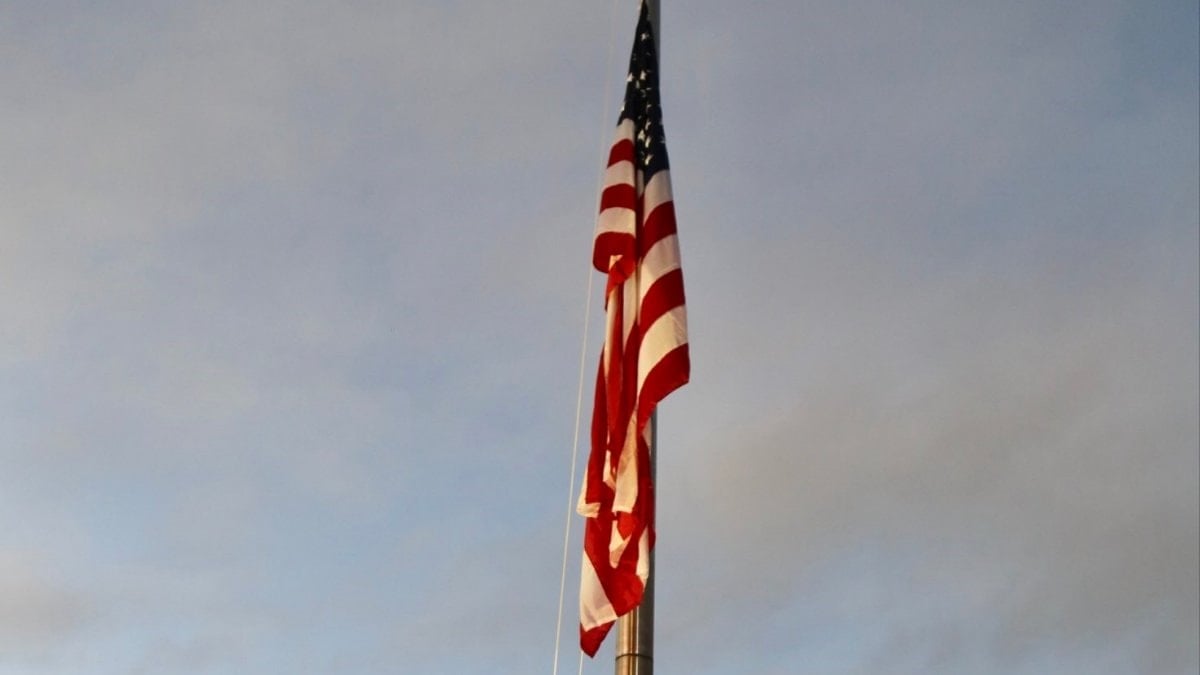 ABD bayrağı, Karakas'taki ABD büyükelçiliğinde yeniden göndere çekildi