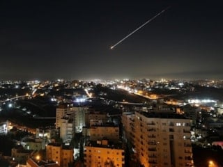 İran’da fabrikaya füze saldırısı: En az 15 ölü