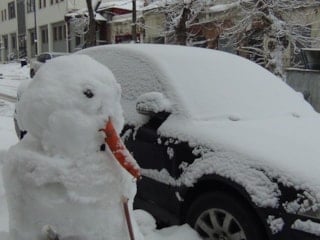 Kars’ta mart sürprizi: Kar yağışı kenti yeniden beyaza bürüdü