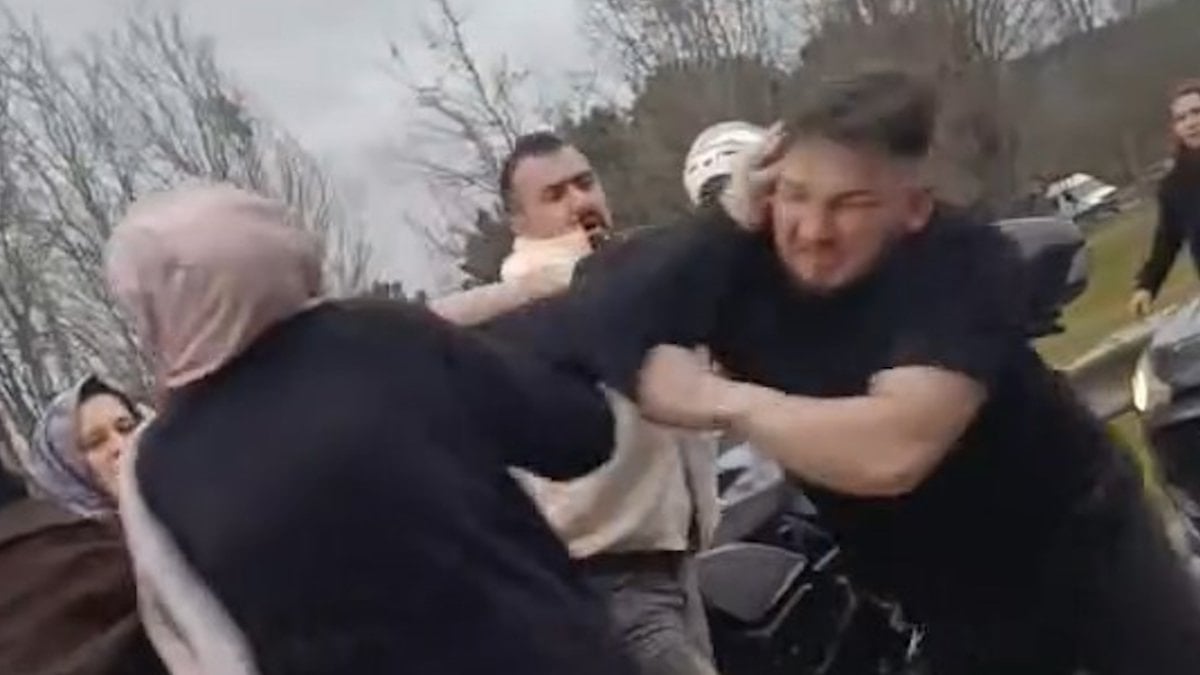 İstanbul'da trafikte yol verme kavgası kamerada