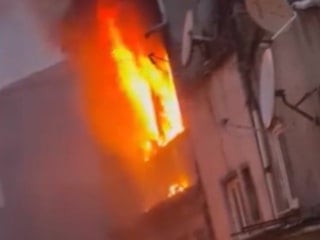 İstanbul'da metruk bir binada çıkan yangın paniğe neden oldu