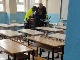 Şanlıurfa'da polis memuru geç kalmak üzere olan engelli vatandaşı kucağında taşıdı