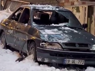 Erzurum’da çatından düşen kar, otomobili kullanılmaz hale getirdi