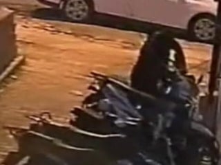 Hatay’da genç adamın yeni motosikleti çalındı: Hırsızlık anı kamerada