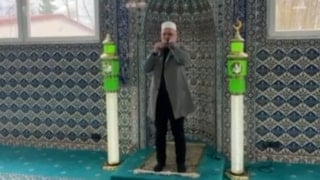 İlber Ortaylı'nın yıllar önceki vasiyeti yerine getirildi: Sesine hayran kaldığı imam, selasını okudu