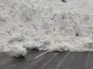 Hakkâri-Çukurca kara yolunda çığ: Sürücüler mahsur kaldı