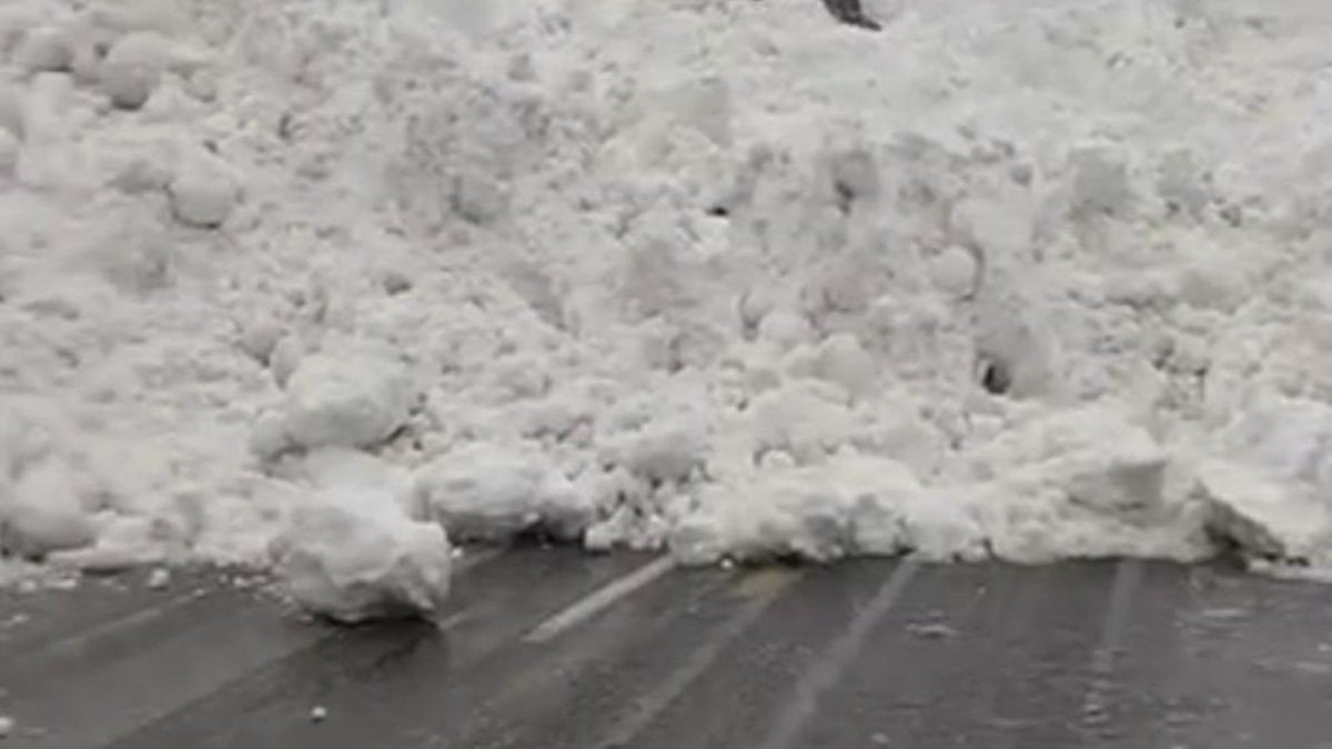 Hakkâri-Çukurca kara yolunda çığ: Sürücüler mahsur kaldı