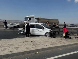 Ankara’da kontrolden çıkan araç, bariyerlere saplandı