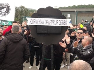 Kocaelispor taraftarları, TFF'nin önüne siyah çelenk bıraktı