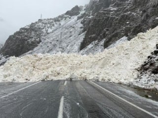 Hakkâri-Çukurca kara yolunda çığ: Sürücüler mahsur kaldı