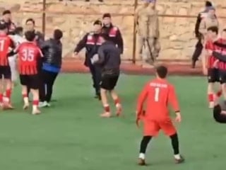 Afyonkarahisar'da amatör maçta bitiş düdüğüyle saha karıştı