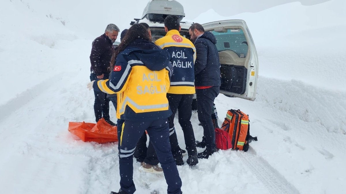 Muş'ta yolu kapanan köylerdeki hasta için ekipler seferber oldu