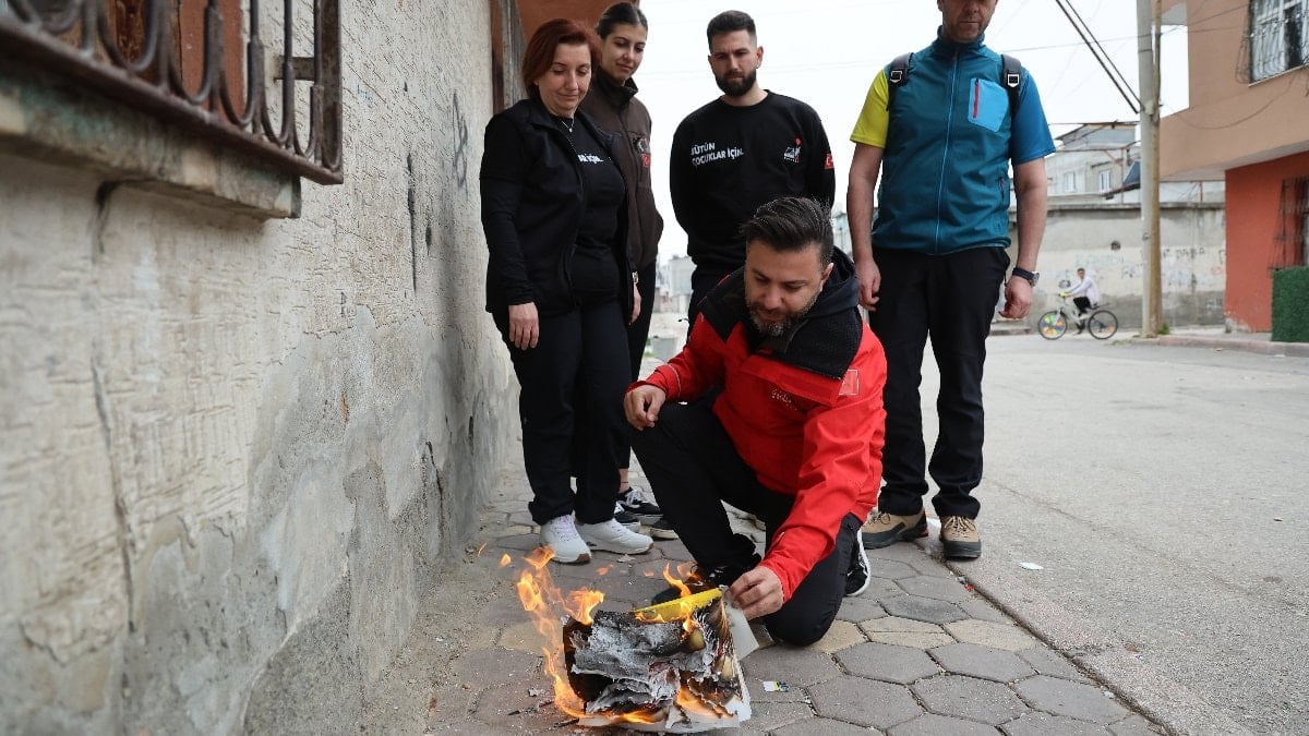 Adana'da mahallenin bakkal borcunu ödeyip, veresiye defterini yaktı