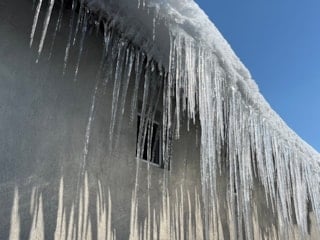Kars’ta çatılarda 3 metreyi bulan buz sarkıtları oluştu