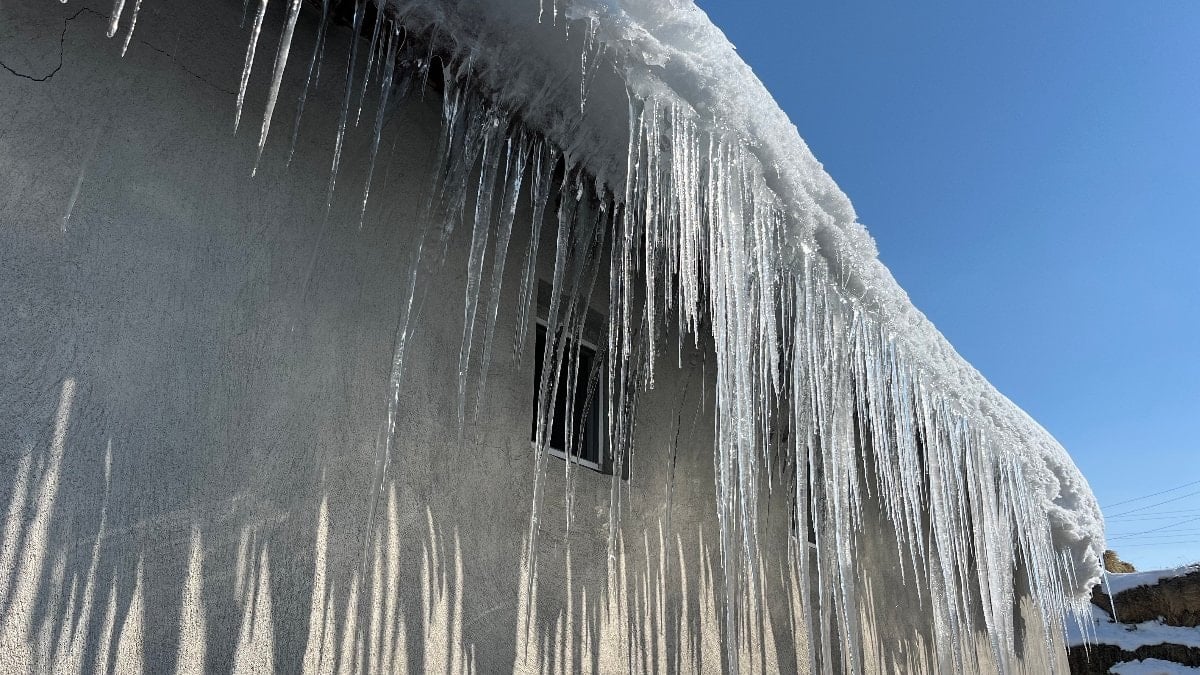 Kars’ta çatılarda 3 metreyi bulan buz sarkıtları oluştu