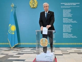 Kazakistan sandık başında anayasayı değiştirdi
