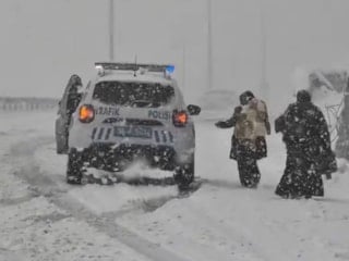 Hakkari'de yoğun kar yağışında bebeği ile yolda kaldı: Trafik polisleri yardım etti