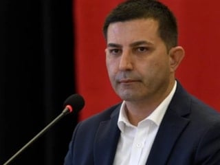 Kuşadası Belediyesi'ne 'rüşvet' soruşturmasında gözaltına alınan şüpheliler adliyede