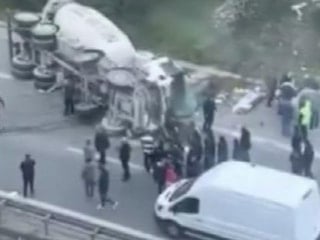 Ümraniye’de araca çarpan beton mikseri devrildi: 1 kişi yaralandı