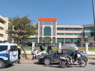 Antalya Kepez Kaymakamlık binasında silah sesleri