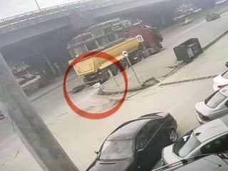 Samsun’da motosikletli, son anda tırın altından kurtuldu