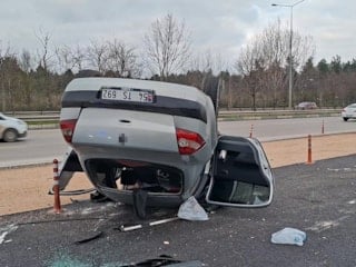 Bursa'da takla atan araçtan yara almadan kurtuldular