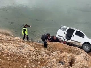 Malatya’da araç gölete uçtu: Sürücü hafif yaralandı