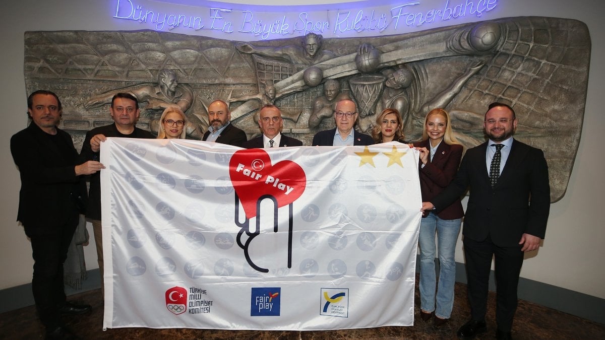 Fenerbahçe'ye "Fair Play Altın Şeref Bayrağı" verildi