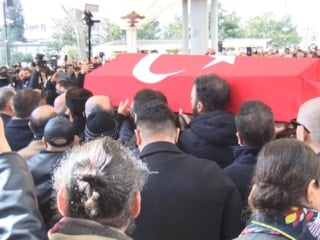 İlber Ortaylı'nın Türk bayrağına sarılı cenazesi Fatih Camii'nde