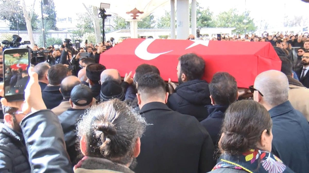 İlber Ortaylı'nın Türk bayrağına sarılı cenazesi Fatih Camii'nde