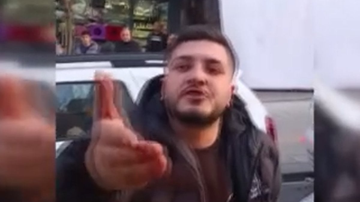 İstanbul'da yol verme kavgasında otobüsü yumrukladı