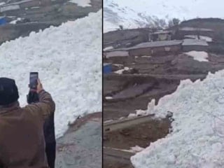 Hakkari'de panik anları: Çığ evleri teğet geçti