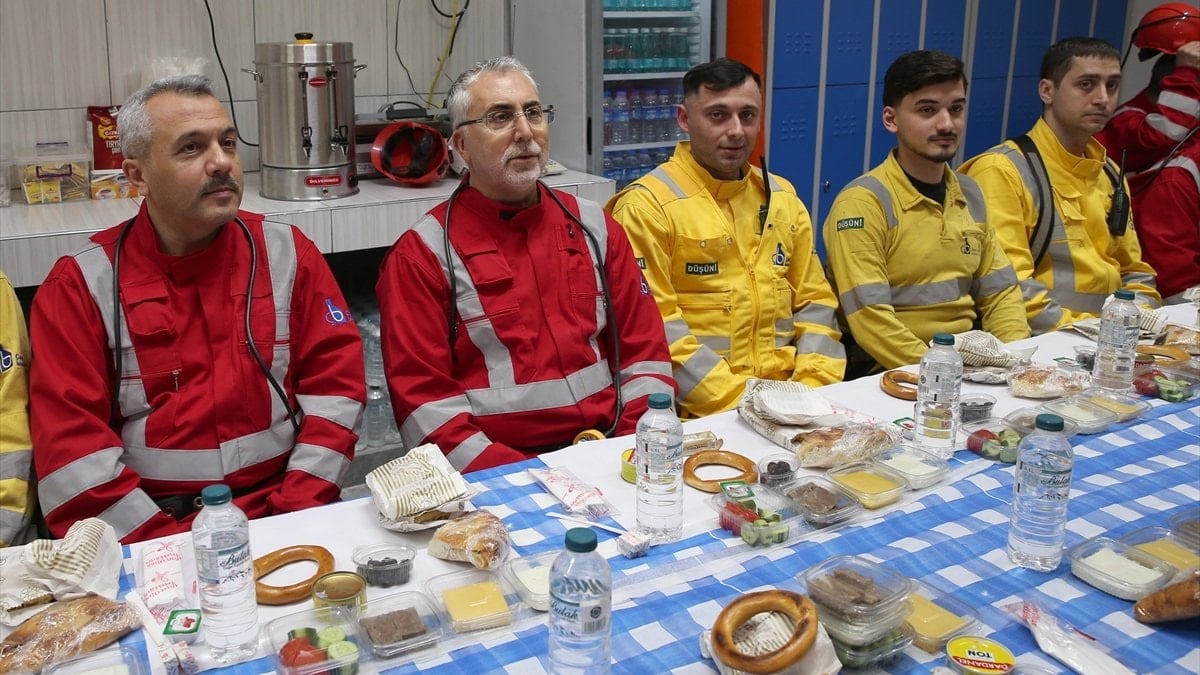 Vedat Işıkhan yeraltında: 320 metre derinde işçilerle sahur