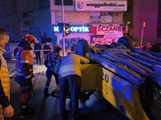 Kadıköy'de taksi takla attı: 2 yaralı