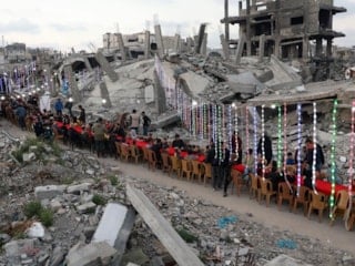 Gazze'de yıkıntıların arasında iftar