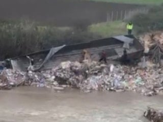 Osmaniye'de tır, Hımıs Çayı'na düştü: Sürücü öldü